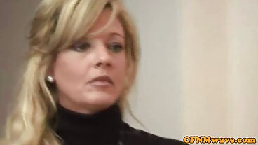 Лесбийки с обръснати вагини искат да се уверят, че свършват seks s stari babi една друга