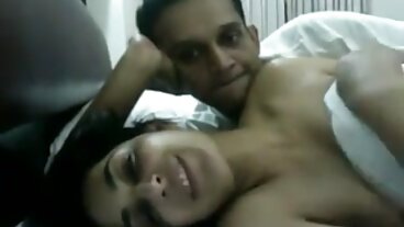 Ebony Sweetie получава Beaverbuster на Bald Bloke като баба секс награда