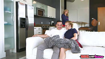 Ripped Dude оре 2 мотики, докато порно секс с баби е на мисия!