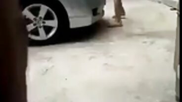 Закръглената черна дива получава seks s stari babi малко действие отстрани