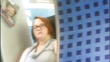 Лесбийска сесия на Lea секси бабички Guerlin и Nesty в общежитието на PornHD