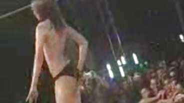 Маце с гривно лице и ударено porno babi тяло от пясъчен часовник в банята