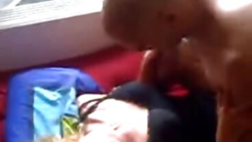 Сладката червенокоса Алис язди Джони porno babichki с дупето си